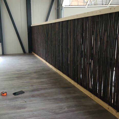 Reling met zwarte bamboemat