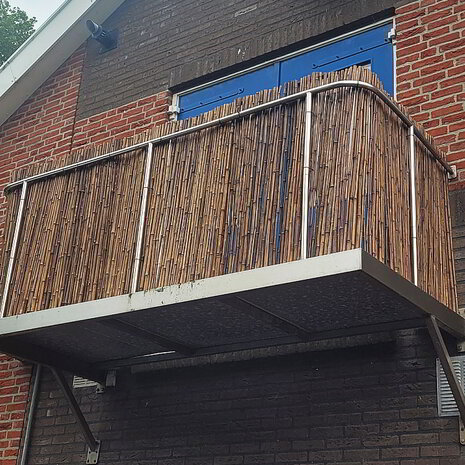 Bamboemat tegen balkonreling