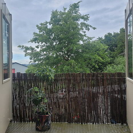 Balkonreling met bamboemat